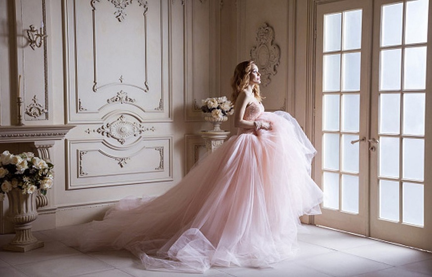 The Advantages and Disadvantages of Renting a Wedding Dress